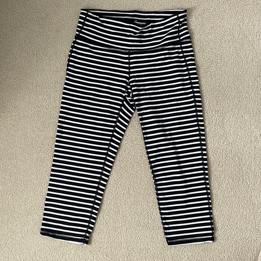 Gently used Athleta capri length leggings, Medium